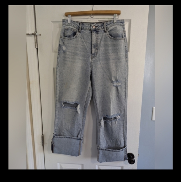 And now this cuffed distressed jeans - Picture 1 of 7